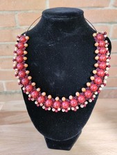 Collana uncinetto girocollo filo lurex e cristalli rosso e beige