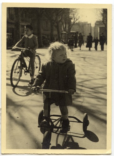 Piccola bambina bicicletta - su,
