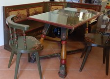 Cassapanca apribile ad angolo tipo Stube, tavolo,3 poltroncine artig. gardenese 