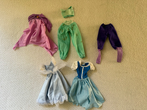 Lotto abiti pezzi barbie - e,
