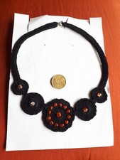 Collana colletto fatta a uncinetto nera e con applicazioni perline arancione