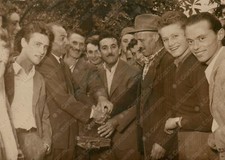 1956 GORIZIA Uomini stretta di mano gabbietta uccelli Fotografia