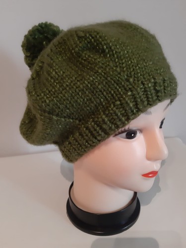 Cappellino lana fatto a - di,