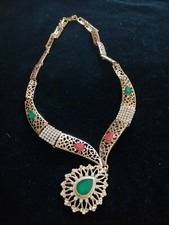 Girocollo da donna in stile antico con pendente color oro e zircone verde