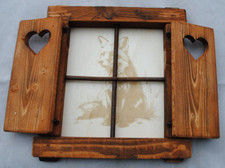 Finestra in legno con grata in