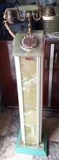 Antica colonnina in marmo con telefono d'epoca, vintage telephone
