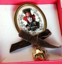 Spilla Alice In Wonderland LIMITED-EDITION Con Cappellaio Matto 