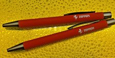 Ferrari due eleganti penne a sfera 2 pz Scuderia Formula 1 emblema nuove soft