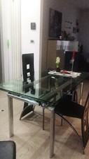 Tavolo allungabile moderno in vetro. Lunghezza 140 cm allungabile fino a 200 cm.