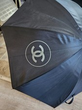 Ombrello sedia trucco studio Chanel