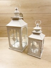 Set 2 Lanterne Adalia In Metallo Bianco Antichizzato 16x16x41cm/ 12x12x27,5cm