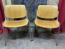 Coppia di sedie impilabili