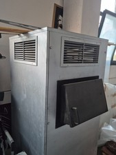 stufa legna colore grigio con griglie aerazione