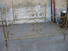 LETTO OTTONE LAVORATO A RICCIOLI CON TESTINE DI DELFINO - COMPLETO DI BARRE 1960