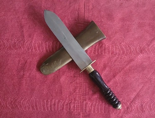 Coltello subacqueo con casco