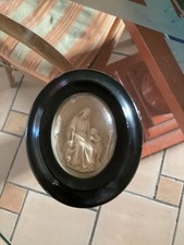 Cornice ovale dell800 contenente schiuma a bassorilievo sogetto sacro