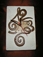 bellissimo orologio da parete, pietra naturale  scolpita e dipinta a mano