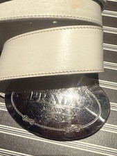 Cintura Prada bianca con Phoebe one lo gatto in acciaio