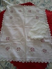 Coppia Tovagliette bianche  in lino da Tè con Inserti ad uncinetto e ricami.