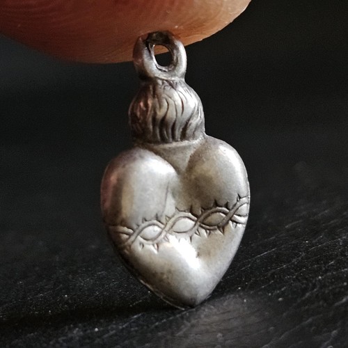 Breloque cœur sacré - , argent
