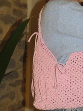 Borsetta Elvira, handmade realizzata all'uncinetto in fettuccia rosa con frange