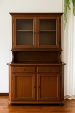 Credenza in legno massello con vetrina e cassetti – stile classico