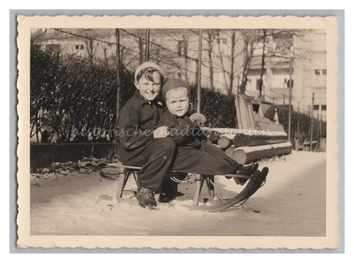 Jungen mit schlitten - 2,