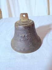 Antica campana in bronzo con incise "L.T." e "8"