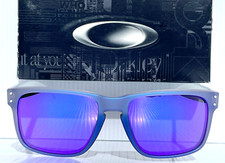 Occhiali da sole Oakley Holbrook opachi stonewash opalino polarizzati galassia viola 9102