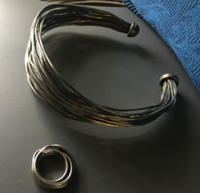 Collana rigida a fili girocollo argento con anello manifattura etnica