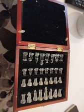 Scacchiera in Legno e Piano in Vetro A Specchio con pedine in vetro