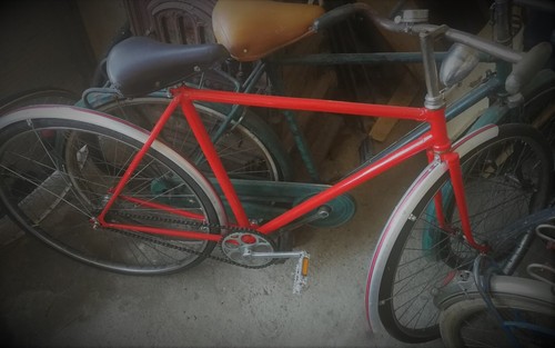 Bicicletta riverniciata rossa