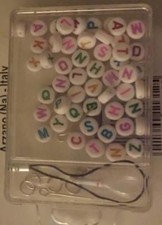 Perline bianche con lettere