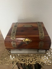 Antica portagioie in legno