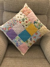 Cuscino patch fatto a mano.