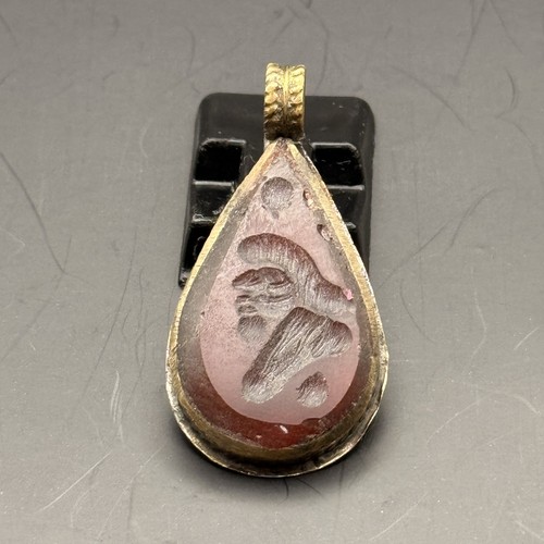 Ciondolo unico pietra intaglio