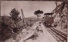 Treno sui binari corriera