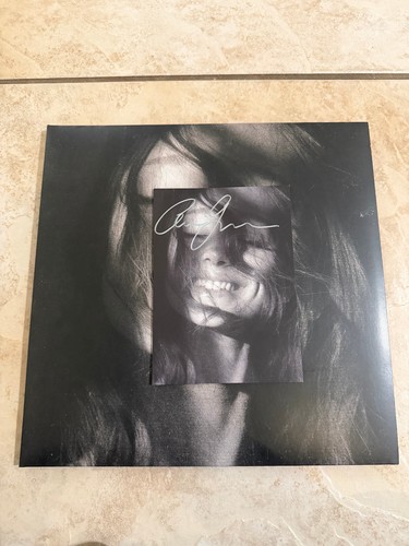 Signed ariana grande petal - ariana,