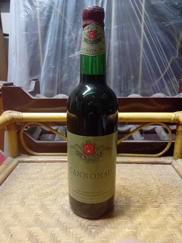 Bottiglia vino rosso cannonau - rosso, "cannonau