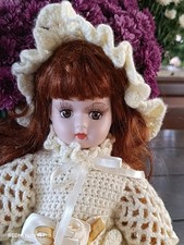 Bambola in porcellana da