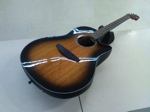 Chitarra elettrica acustica