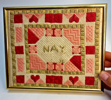 Insegna con nome ricamata