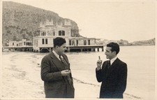 Palermo.  Foto Villino Liberty di Mondello con persone. Anni '40/'50