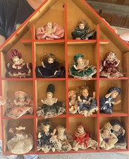 Bambole In Porcella Piccoline Dentro Casetta In Legno