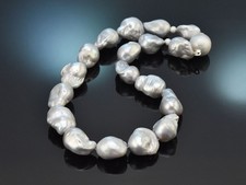 GRANDE COLLANA DI PERLE COLTIVATE BAROCCHE GRIGIO NATURALE CON CHIUSURA A SFERA SATINATA
