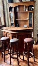 Mobile bar in legno con bancone in stile vintage/rustico con sgabelli alti