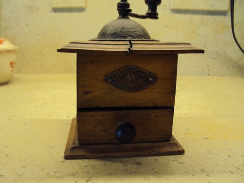 Antico macinacaffè manuale