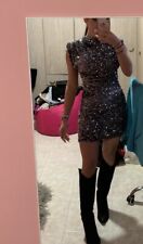 abito mini di velluto brillantinato, stile Zara;