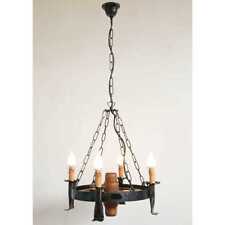 Lampadario in ferro battuto e legno a forma di ruota in stile rustico da montagn