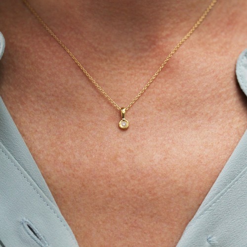 Collana con ciondolo solitario